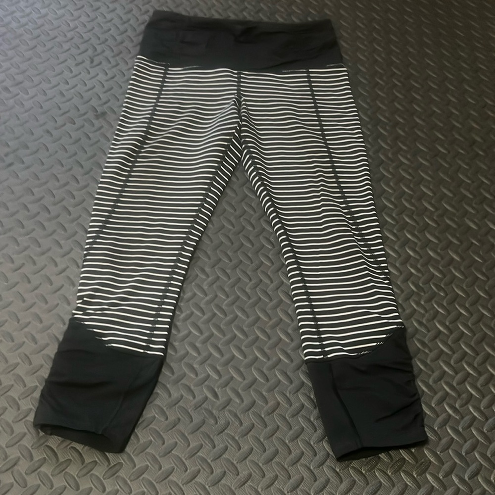 Lululemon black and white cropped zippered leggings size 6 EUC